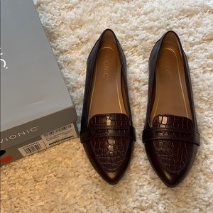 BEAUTIFUL Vionic Savannah Leather Flat in Wine